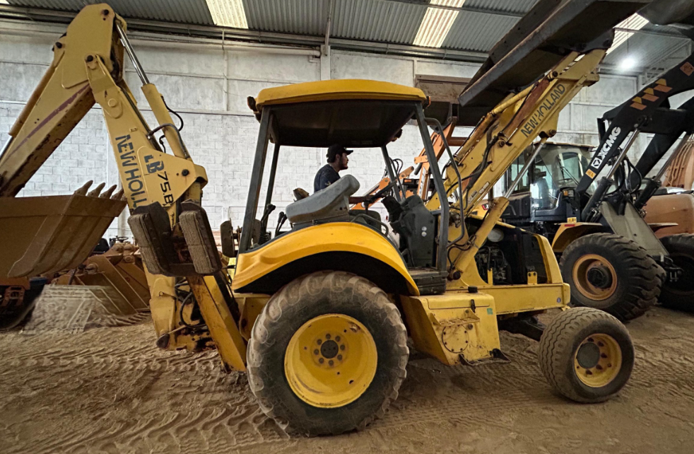 RETROEXCAVADORA NEW HOLLAND LB75B
